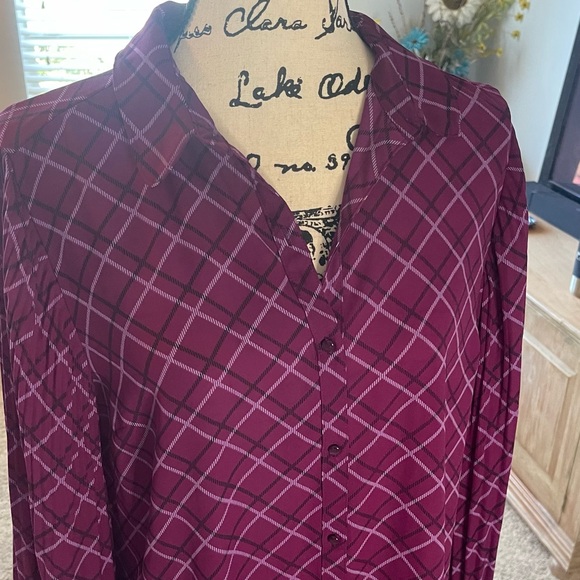 ELLE- Burgundy Purple Collared Button Up Blouse in Size Medium - Picture 4 of 12